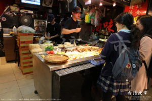 店内にも若者がいる台湾料理のお店