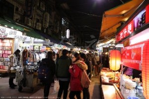 臨江街夜市の入口付近