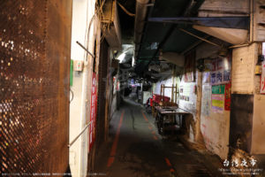 三和夜市の中路地