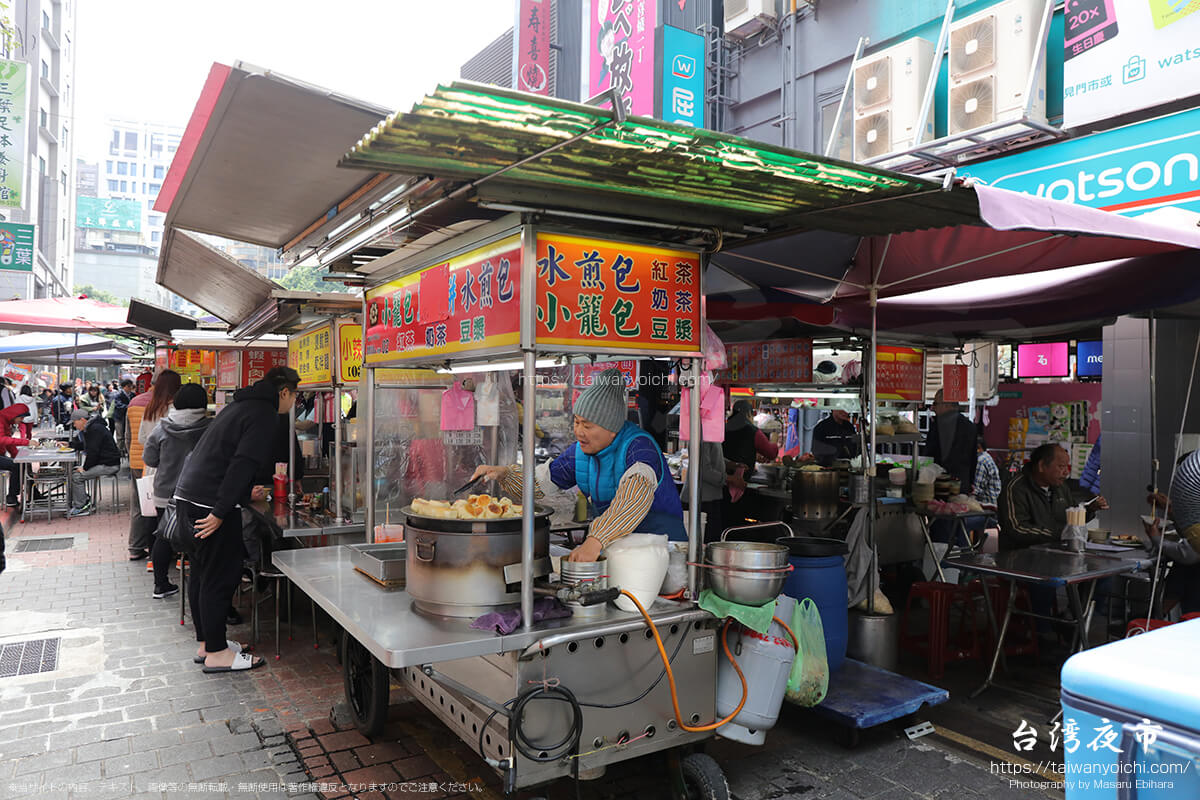 雙城街夜市の屋台は、昼間も台湾料理がメイン