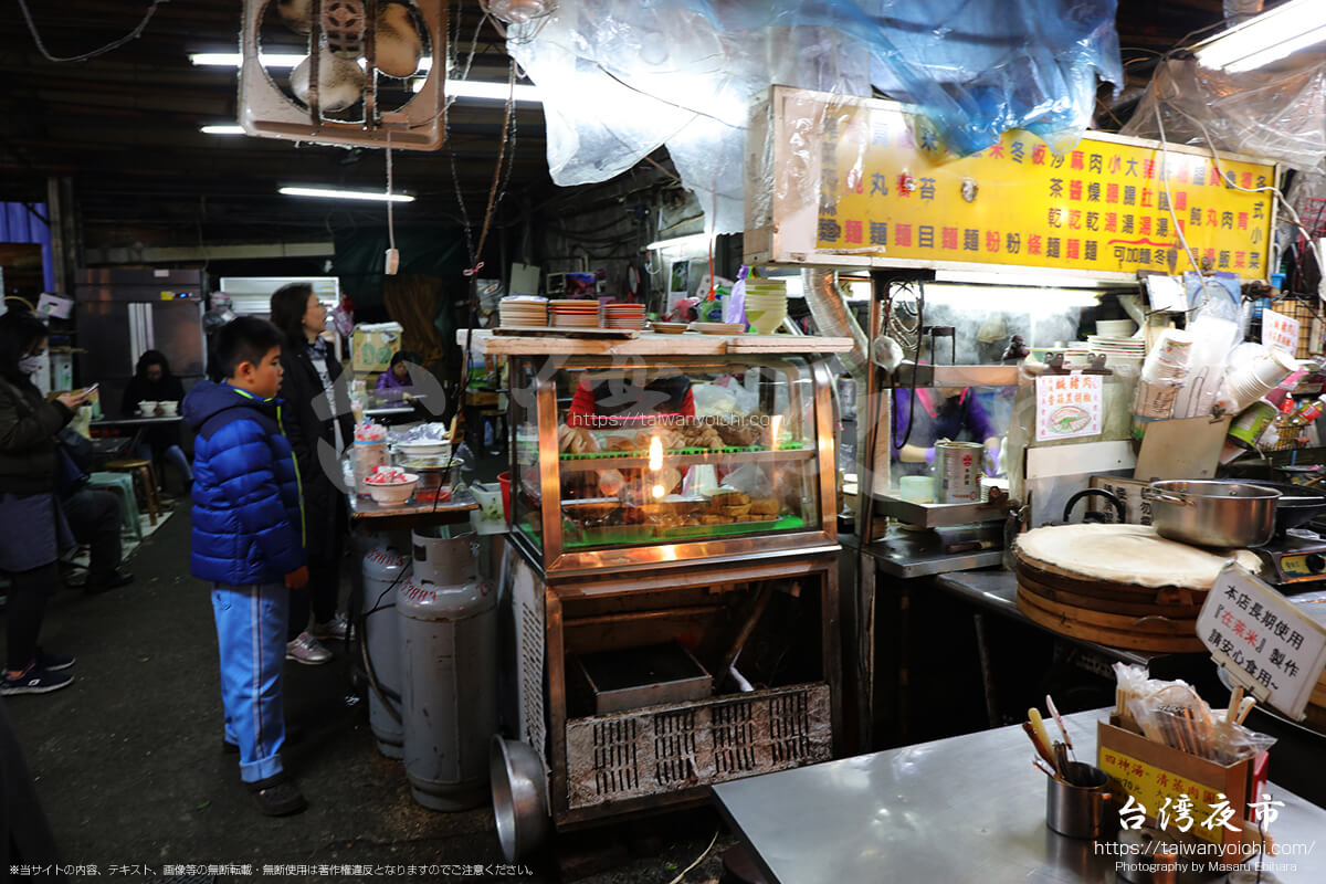 台湾の代表的な小吃である臭豆腐、蚵仔煎、甜不辣を販売している店舗型の屋台