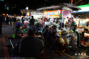雙城街夜市で食事をする人々