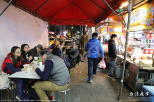 雙城街夜市で食事をする人々