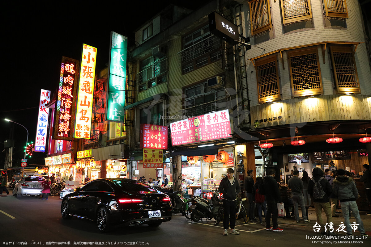 ビンロウ、海鮮、担仔麺、魯肉飯など台湾でおなじみの小吃のお店が連ねる場所