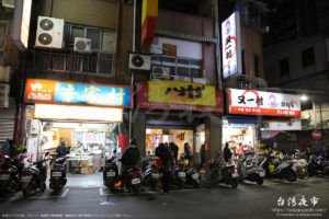 遼寧街夜市周辺に停車するバイク