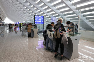 桃園国際空港内の入国カードの記入場所