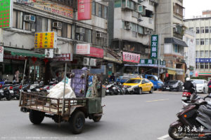 台北の市街地を走る三輪自動車