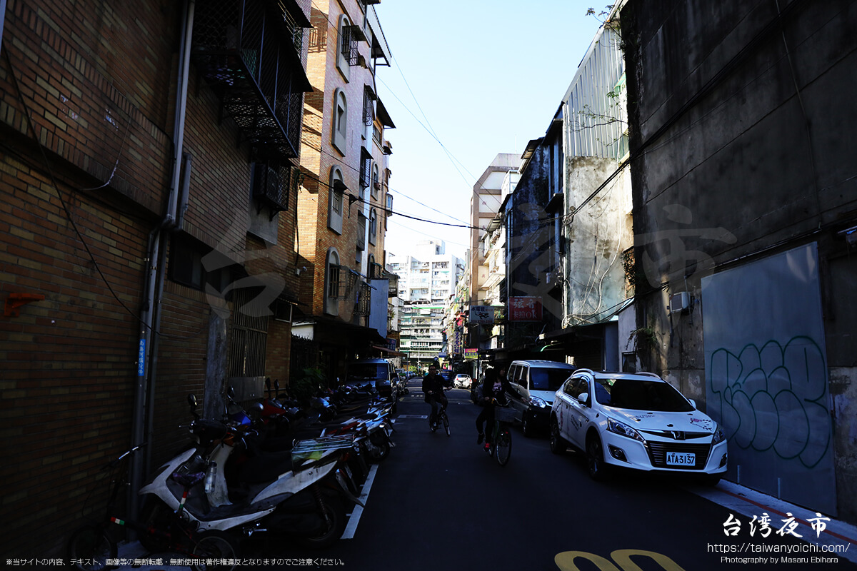 台北のバイク街で自転車を運転する人